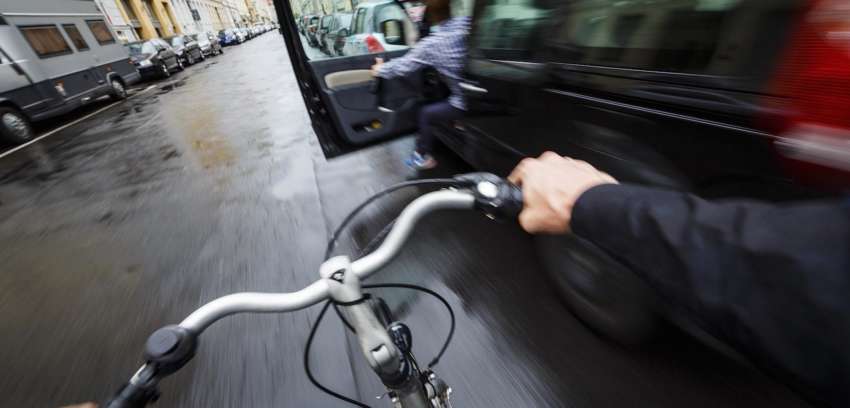 Incidente aprendo lo sportello dell’auto. Di chi è la colpa?