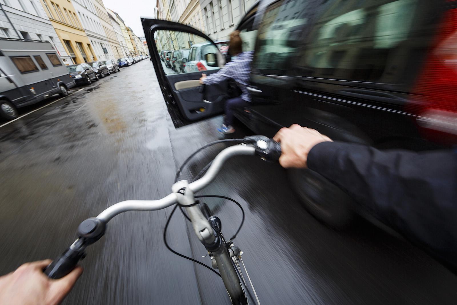 Incidente aprendo lo sportello dell’auto. Di chi è la colpa?