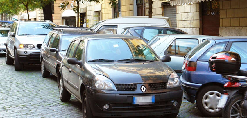 Chi è il responsabile in caso di tamponamento di un’auto parcheggiata in doppia fila?